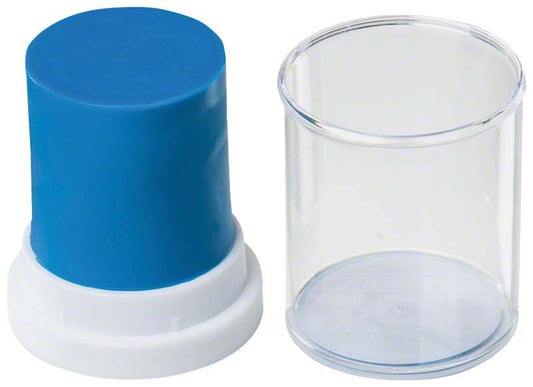 Zylinderförmiges blaues Modellierwachs mit transparenter Kunststoffabdeckung.