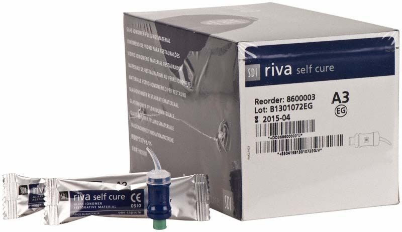 Riva Self Cure Kapseln Normalhärtend A3 mit Verpackung und Einzelkapsel.