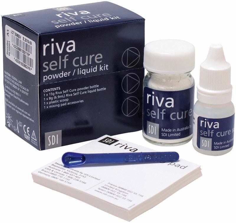 Riva Self Cure Kit A1 mit Pulver, Flüssigkeit, Messlöffel und Mischpads.