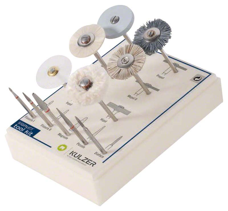 Signum® Tool Kit komplett mit verschiedenen rotierenden Polieraufsätzen auf Präsentationsständer.