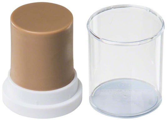 IQ Unterziehwachs Zylinder 45 g in Karamellfarbe mit transparenter Schutzkappe.