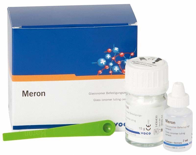 Meron Set mit Pulver, Flüssigkeit und grünem Messlöffel auf weißem Hintergrund.