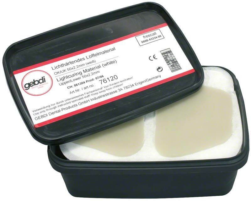 Lichthärtendes Löffelmaterial in schwarzer Kunststoffverpackung mit rotem Etikett.