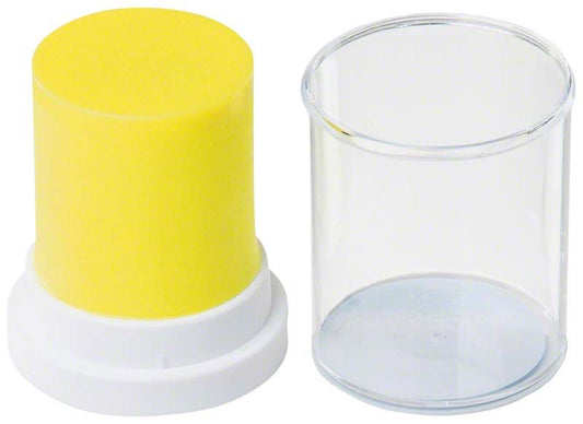 Gelbes Modellierwachs IQ Zylinder 45 g mit transparenter Schutzkappe.