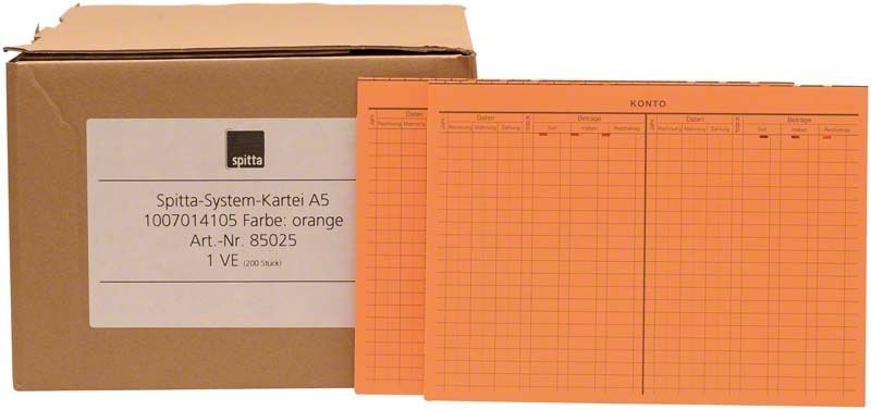 Systemkartei A5 in orange mit Kontotabelle, neben Verpackung.