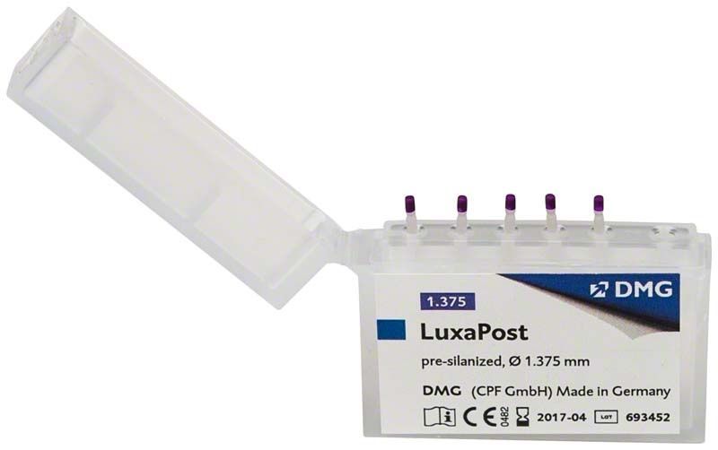 LuxaPost Stifte 1,375 mm in geöffneter Verpackung mit fünf Stiften.