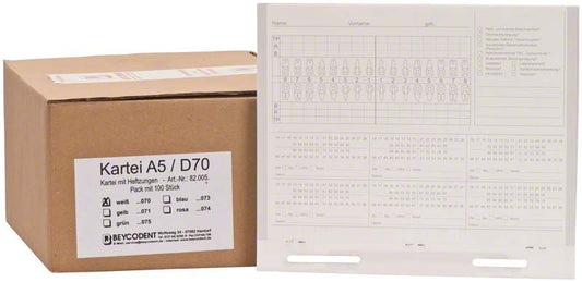 Karteimappe A5/D70 mit Heftzunge, weiß, neben Produktverpackung.