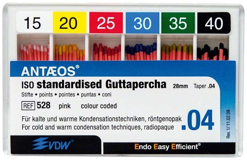 Guttapercha-Stifte in Farbcodierung für endodontische Anwendungen.