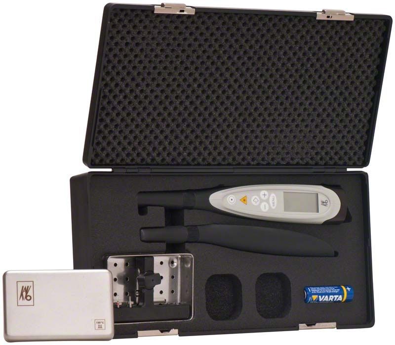 DIAGNOdent™ pen in einem offenen Etui mit Zubehör und Batterie.