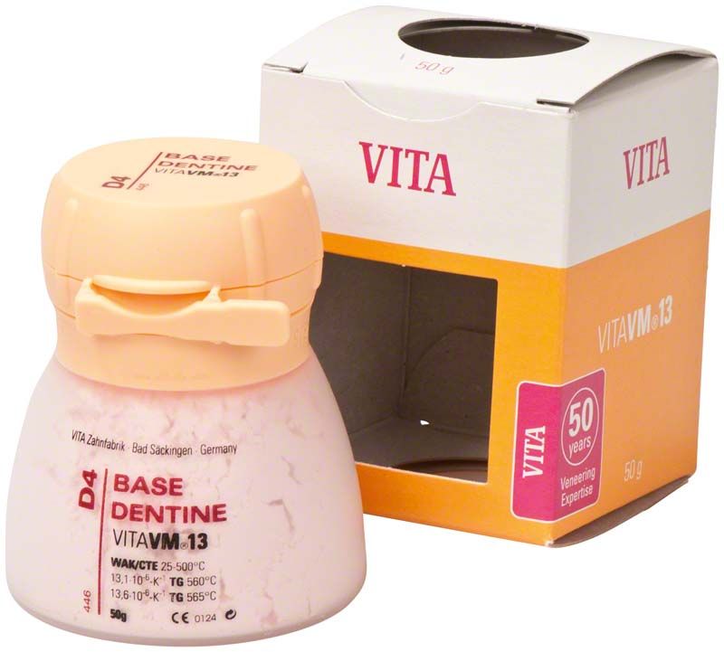 Kunststoffflasche mit VITA VM13 Base Dentin D4, neben zugehöriger Verpackung.