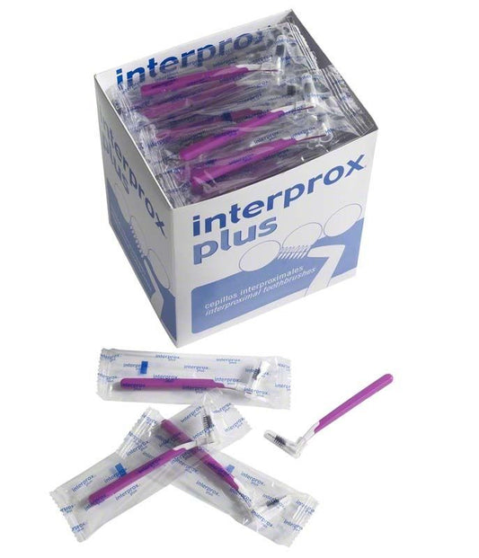Interdentalbürsten interprox® plus Box maxi, lila, in Verpackung.