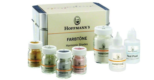 Hoffmanns Farbtöne Pulver Nr. 11 in Glasbehältern neben einer Metallbox.