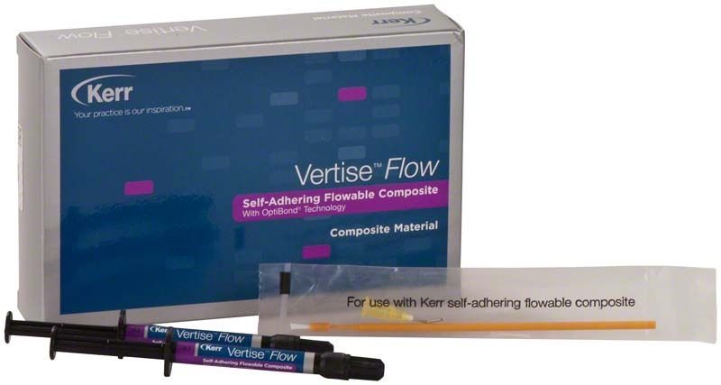 Vertise™ Flow Spritze A3 vor Verpackung mit Aufschrift "Self-Adhering Flowable Composite".