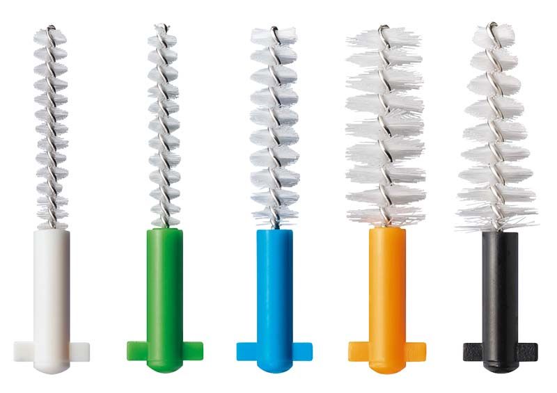 Fünf bunte CURAPROX CPS regular Interdentalbürsten mit weißen Borsten.