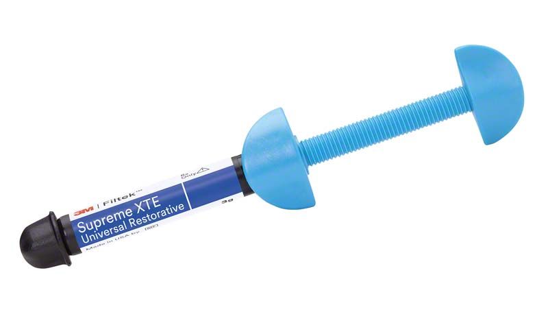 Filtek™ Supreme XTE Schmelz Spritze mit blauen Griffen.