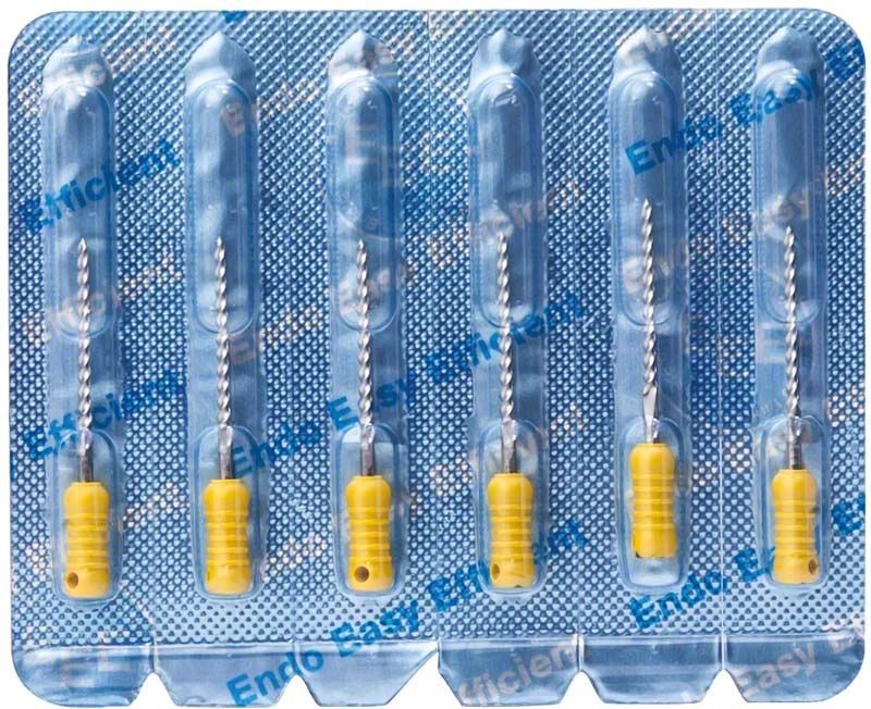Sechs K-Feilen 21mm Gr. 100 in Blisterverpackung mit gelbem Griff.