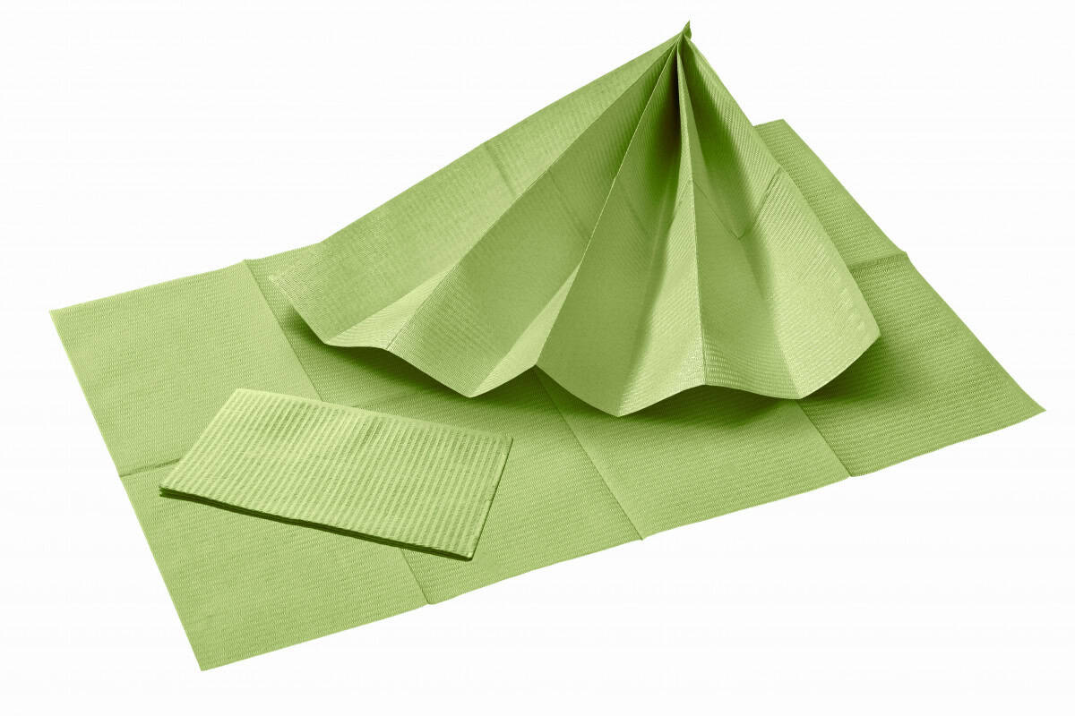 Grüne, 2-lagige Patientenservietten aus Zellstoff und PE-Folie, entfaltet.