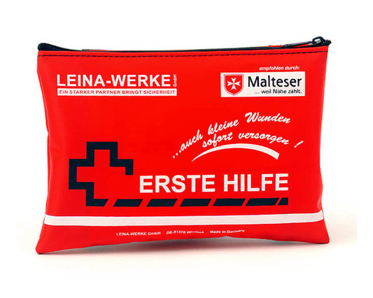 Mobiles Erste Hilfe - Set in roter Tasche mit Reißverschluss.