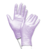 Lila Einweghandschuhe aus Nitril in mittlerer Größe, tragend gezeigt.