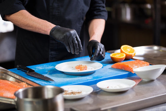 Einmalhandschuhe in der Lebensmittelindustrie: Tipps zum Material und der Küchenhygiene