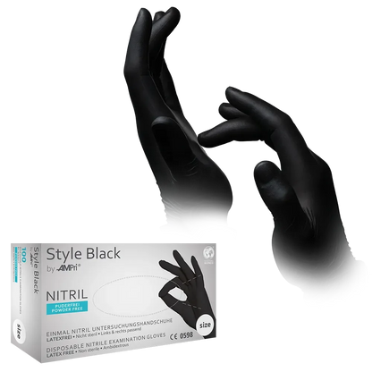 Schwarze Nitrilhandschuhe von AMPri, getragen, mit Verpackung im Hintergrund.