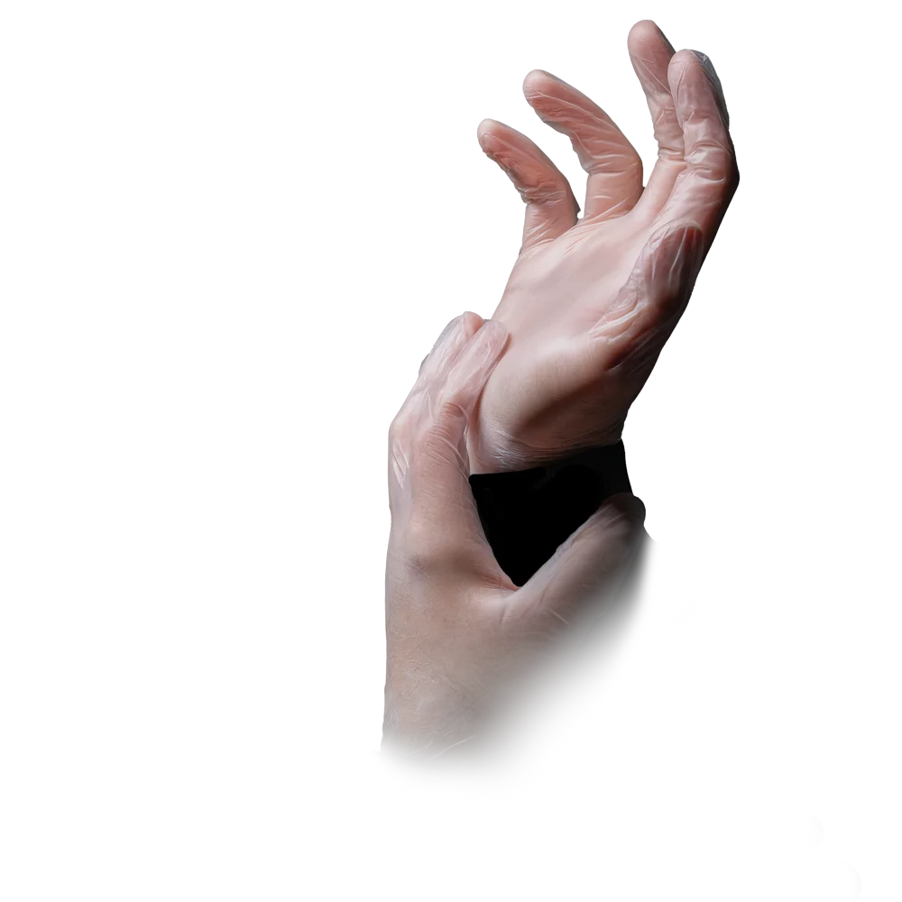 Einzelne weiße Vinyl-Einweghandschuhe an einer Hand getragen.