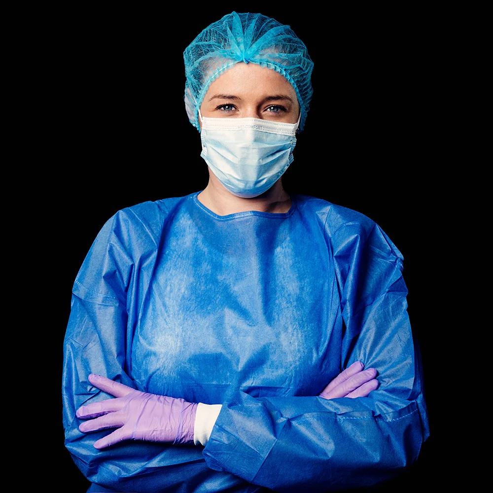 Leicht und luftdurchlässige blaue PP Klipphaube auf Kopf einer Person.