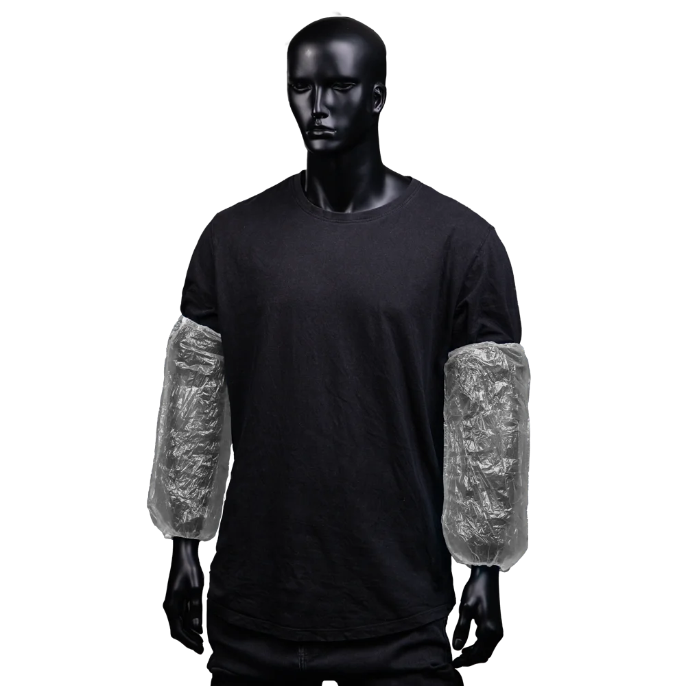 Einweg-Ärmelschoner aus Polyethylen in Weiß an Schaufensterpuppe.