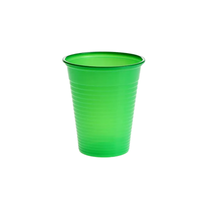 Frisch-grüner Mundspülbecher aus Kunststoff, 180 ml Volumen.