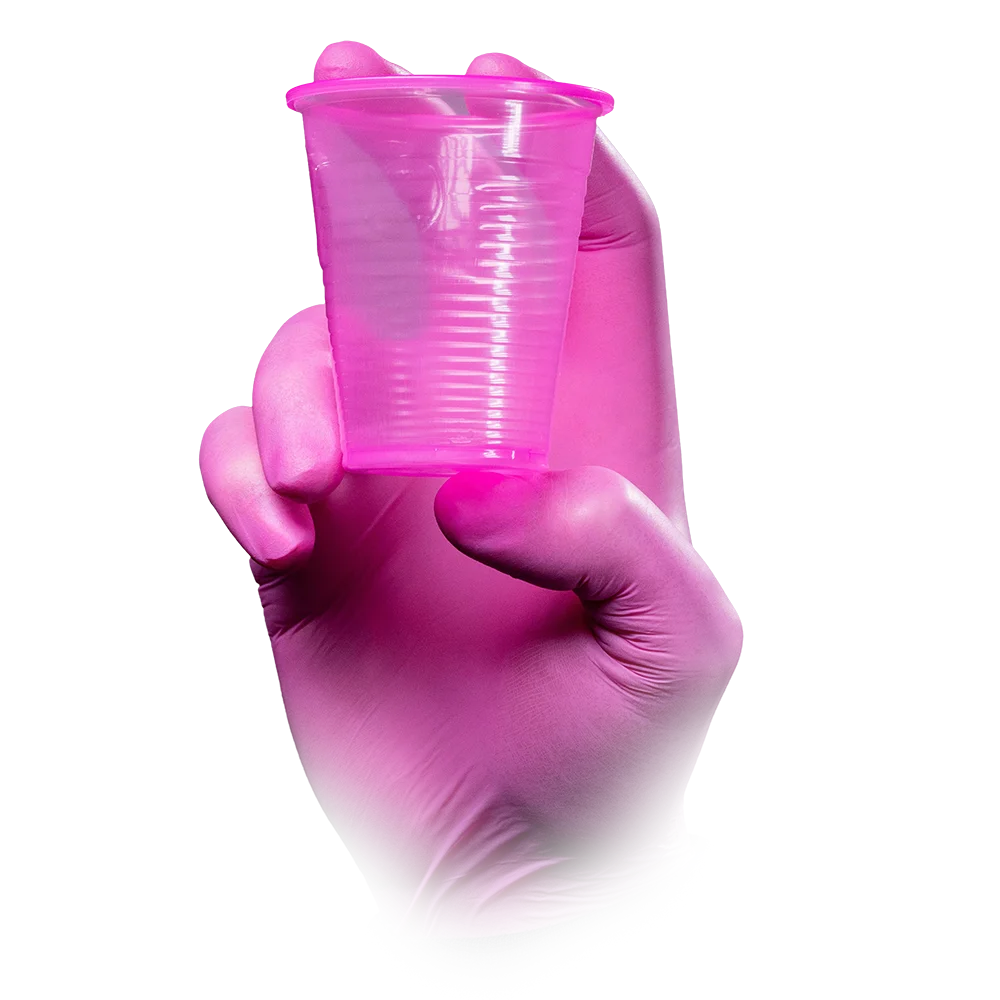 Rosa Mundspülbecher, 180 ml, gehalten von Hand in rosa Handschuh.