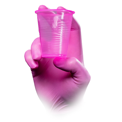 Rosa Mundspülbecher, 180 ml, gehalten von Hand in rosa Handschuh.