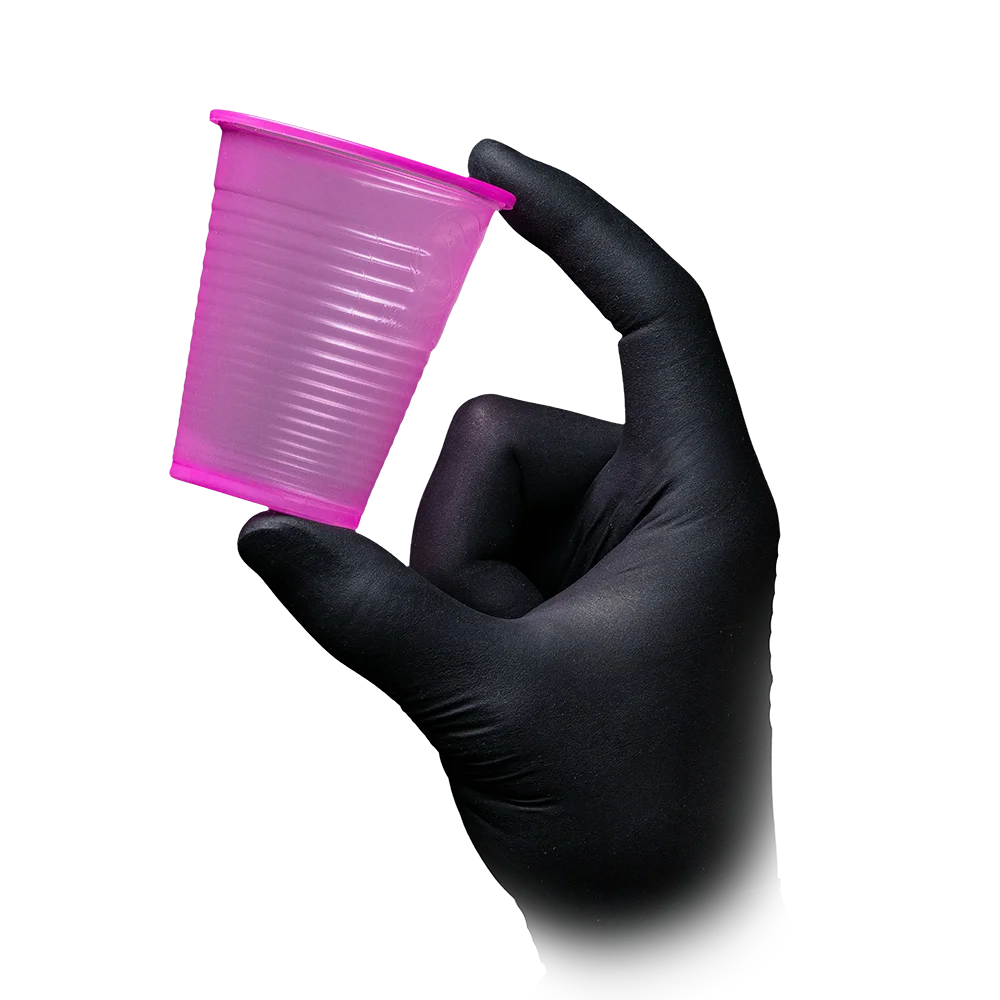 Rosa Mundspülbecher aus Kunststoff, 180 ml, von schwarzem Handschuh gehalten.