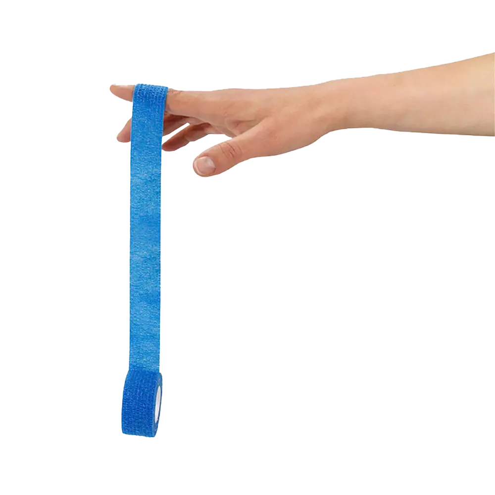 Einweg Schnellpflaster auf Rolle in Blau, von Hand gehalten.