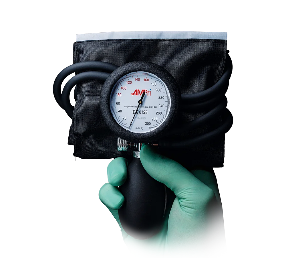 Blutdruckmessgerät Deluxe mit Manometer und schwarzer Manschette in Hand.
