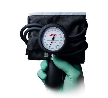 Blutdruckmessgerät Deluxe mit Manometer und schwarzer Manschette in Hand.