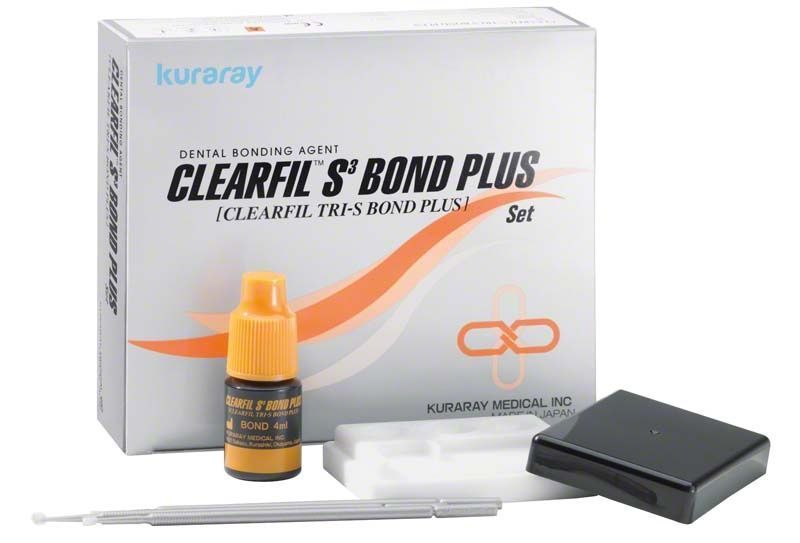 Kleberflasche und Zubehör mit Verpackung des Clearfil S3 Bond Plus Kits.