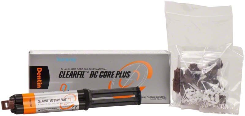 Kuraray Clearfil DC Core Plus Spritze und Zubehör vor Verpackung.