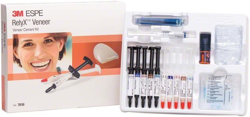 RelyX Veneer Intro Kit mit Spritzen und Zubehör in geöffneter Verpackung.