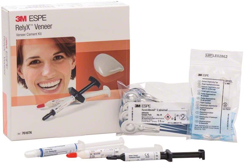RelyX Veneer Trial Kit mit Spritzen und Zubehör auf weißem Hintergrund.