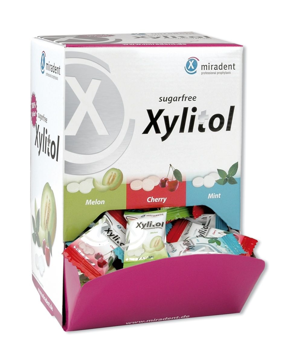 Zuckerfreie Xylitol-Lutschdrops in Schüttbox mit verschiedenen Geschmacksrichtungen.