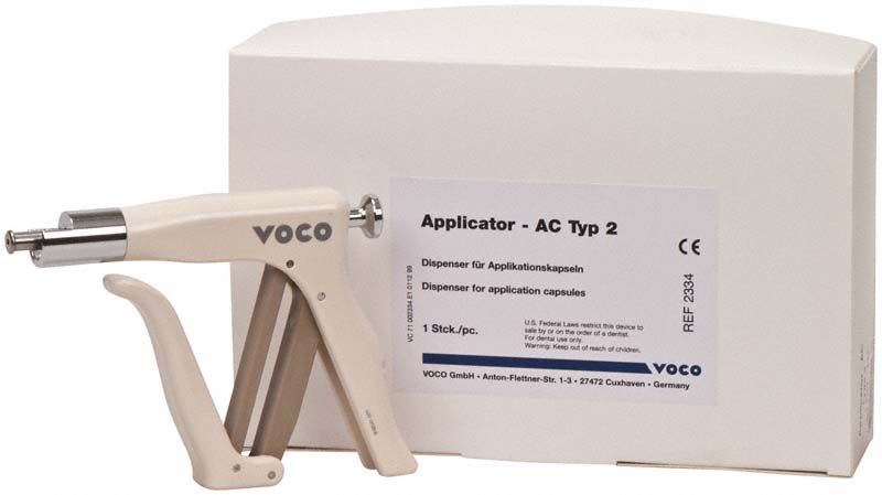 Handapplikator AC Typ 2 mit Verpackung im Hintergrund.