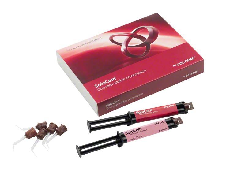 SoloCem Intro Kit mit zwei Spritzen und Applikationsspitzen auf weißem Hintergrund