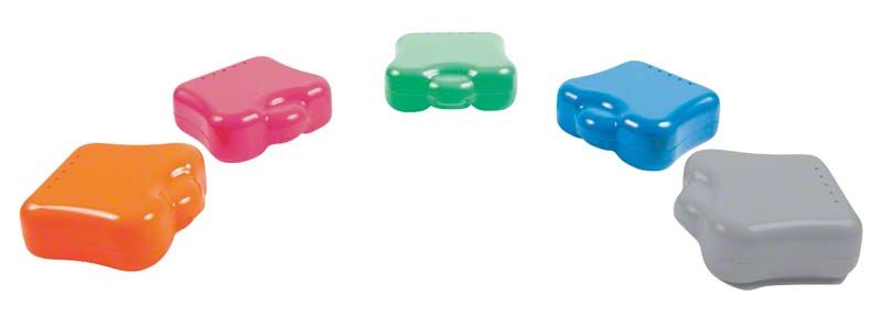 Fünf bunte Aufbewahrungsboxen mit Luftlöchern für dentalen Schutz.