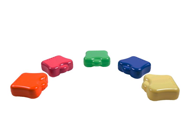 Fünf farbige Aufbewahrungsboxen mit Luftlöchern für dentalen Schutz.