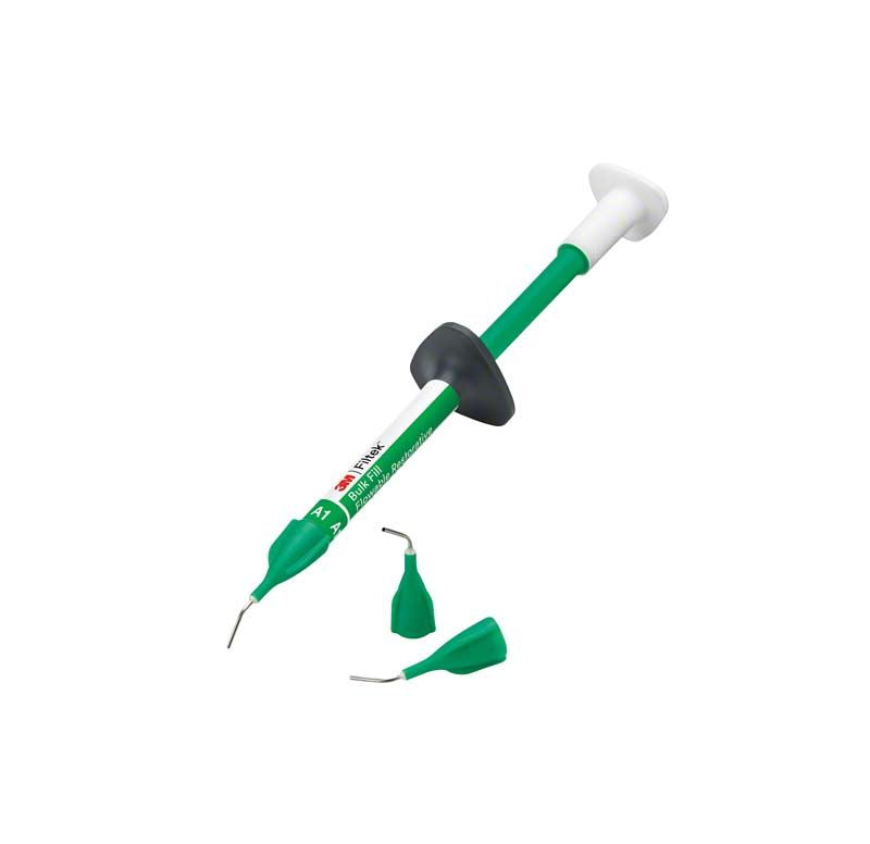 Filtek™ Bulk Fill Flowable Spritze A1 mit grüner Kappe und zwei Ersatzspitzen.