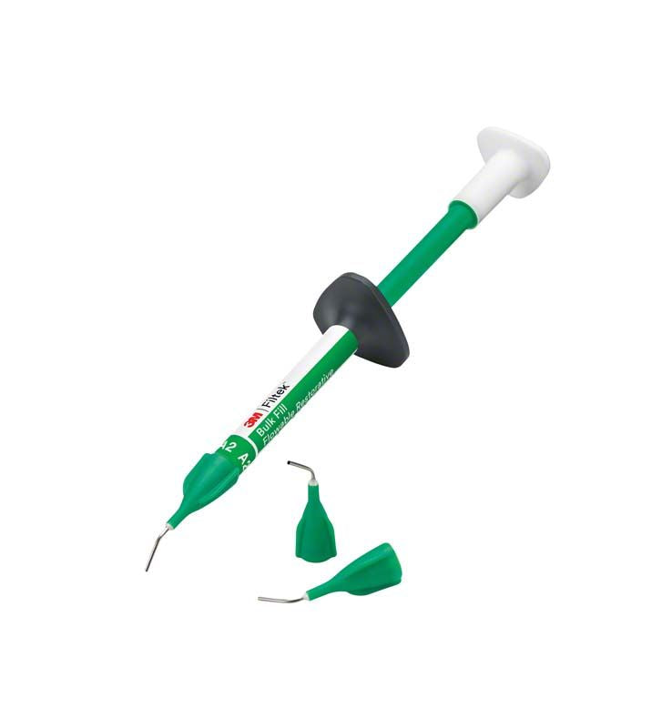 Filtek™ Bulk Fill Flowable Spritze A2 mit grüner Kappe und Applikatorspitze.