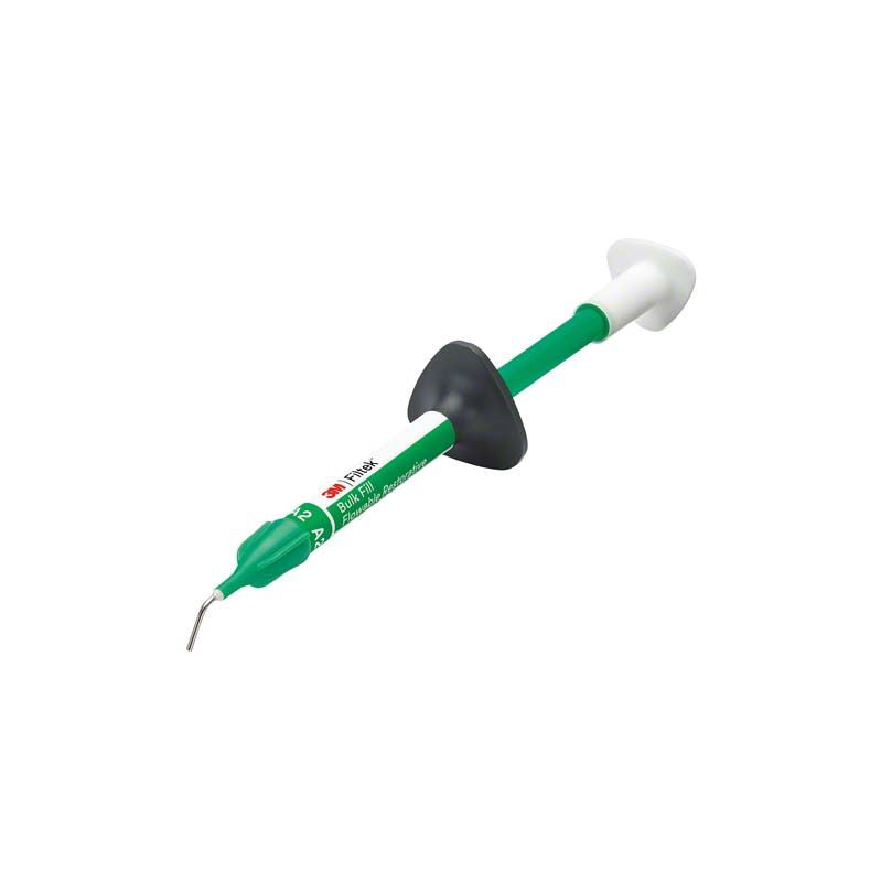 Fließfähiges Composite Filtek™ Bulk Fill Flowable Spritze A2 mit Applikatorspitze.