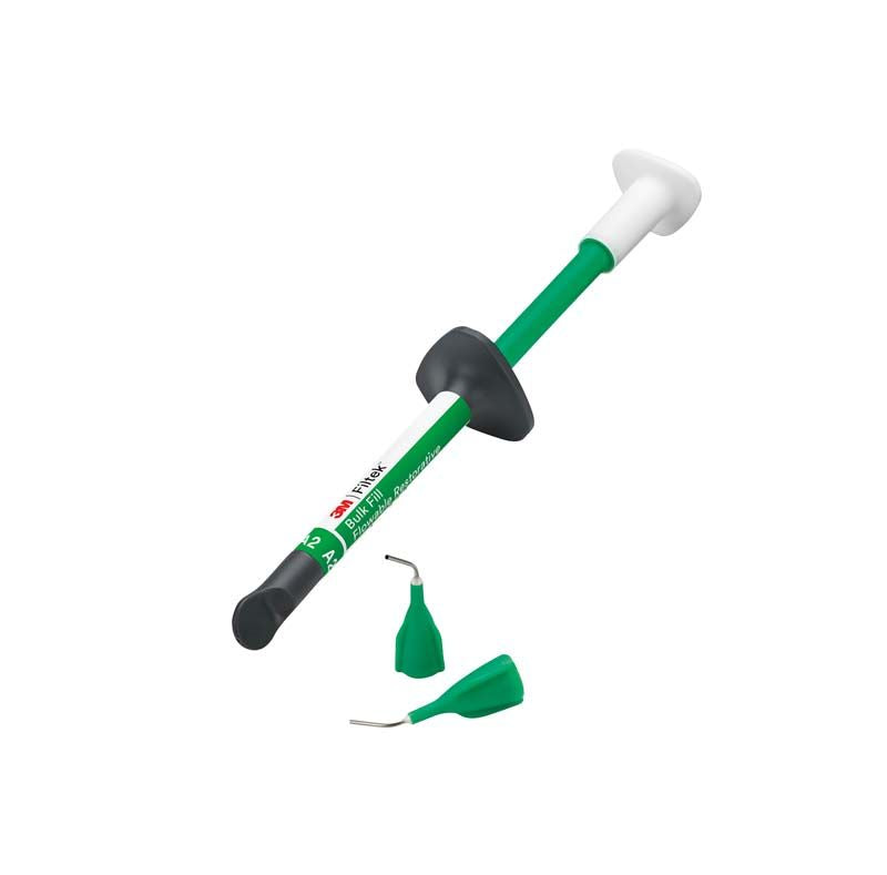 Filtek™ Bulk Fill Flowable Spritze A2 mit zwei grünen Applikatorspitzen.
