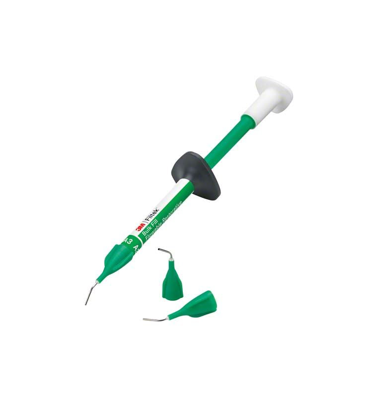 Filtek™ Bulk Fill Flowable Spritze A3 mit grünem Applikator und Ersatzspitzen.