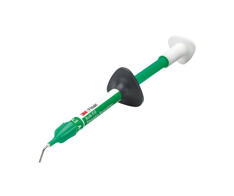 Filtek™ Bulk Fill Flowable Spritze A3 mit gebogenem Applikator und Schutzkappe.
